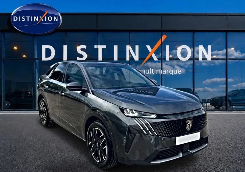 Peugeot 3008 gris titane en 3/4 avant droit, avec calandre distinctive et jantes alliage noires.
