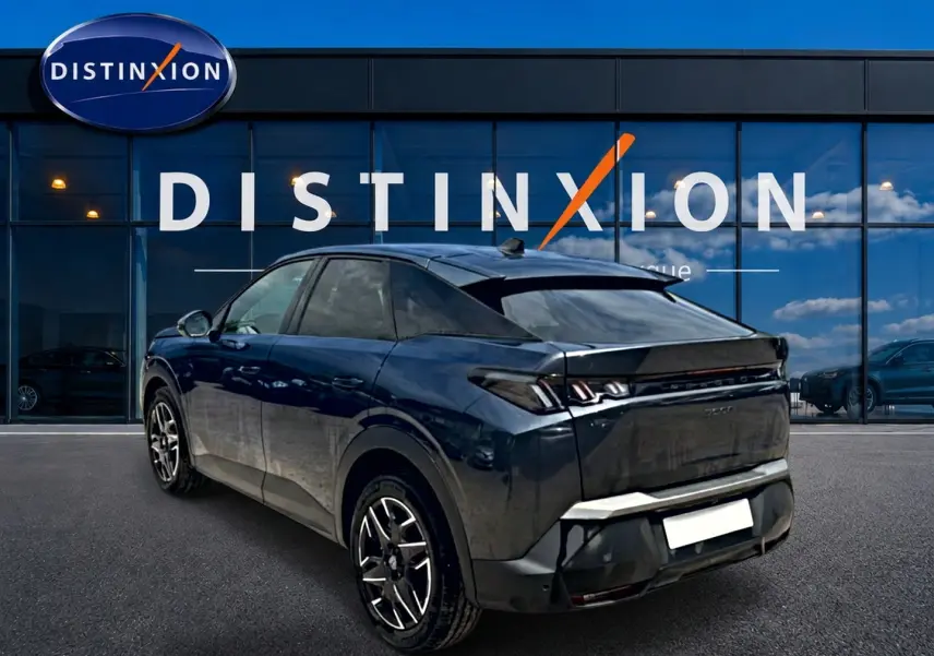 Vue 3/4 arrière d’un Peugeot 3008 gris titane 2025 avec jantes alu et feux arrière LED distinctifs.