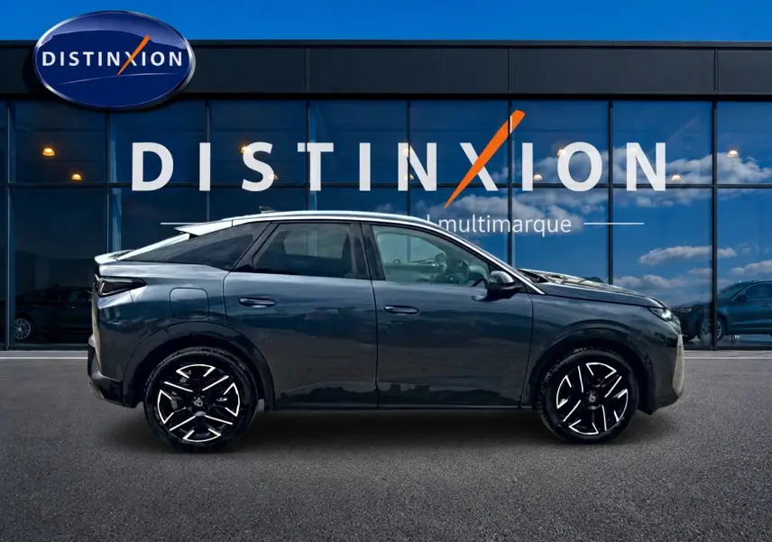 Profil côté gauche du Peugeot 3008 gris titane 2025, avec jantes alu noires et toit blanc contrasté.