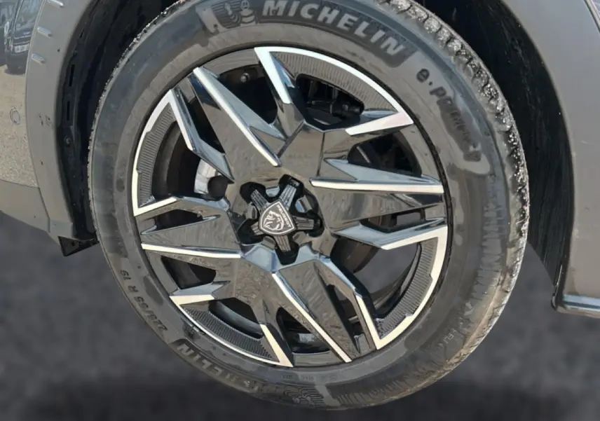 Gros plan sur la jante alu noire et argentée du côté avant droit du Peugeot 3008 gris titane.