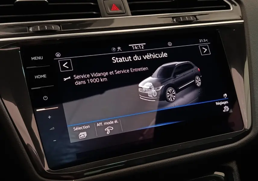 Écran tactile central affichant le statut du véhicule Volkswagen Tiguan hybride, intérieur noir, vue rapprochée.