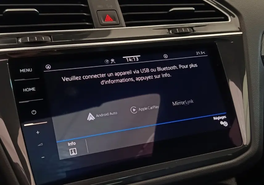Écran tactile central du Volkswagen Tiguan 2023 affichant la connexion USB/Bluetooth, avec commandes autour en finition noire brillante.
