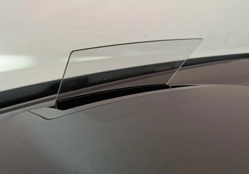 Affichage tête haute transparent sur tableau de bord gris du Volkswagen Tiguan 1.4 eHybrid 2023.