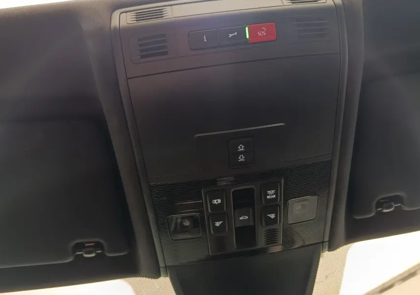 Vue en contre-plongée du panneau de commandes de toit ouvrant et éclairage intérieur du Volkswagen Tiguan blanc 2023 R-Line Exclusive.