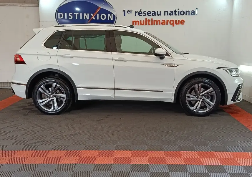Vue de profil droit du Volkswagen Tiguan blanc 1.4 eHybrid 2023 avec jantes alliage et badge R-Line visible.