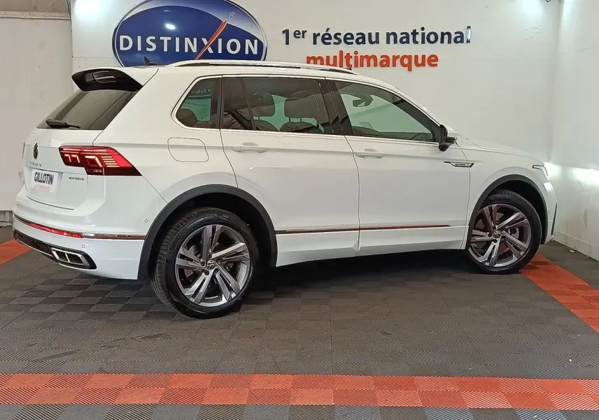 Volkswagen Tiguan 1.4 eHybrid blanc en profil droit, avec jantes alliage et détails R-Line visibles.