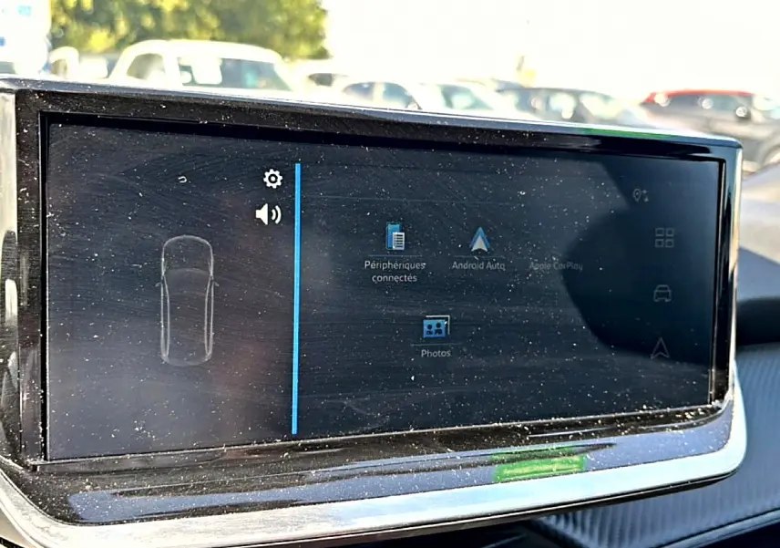 Écran tactile multifonction du tableau de bord du Peugeot 2008 gris, affichant les options connectées.