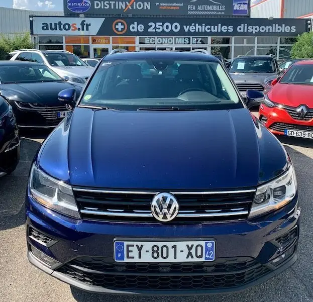 Vue frontale d'un Volkswagen Tiguan bleu foncé 2018 avec calandre chromée et plaques d'immatriculation françaises.