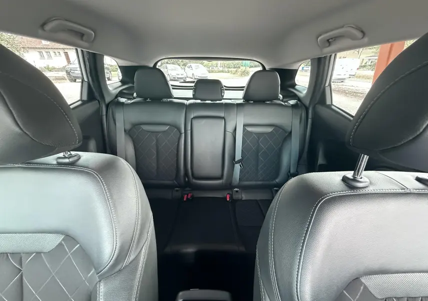 Vue intérieure arrière du Renault Kadjar 2020, sièges en cuir noir avec surpiqûres losanges et appuie-têtes visibles.