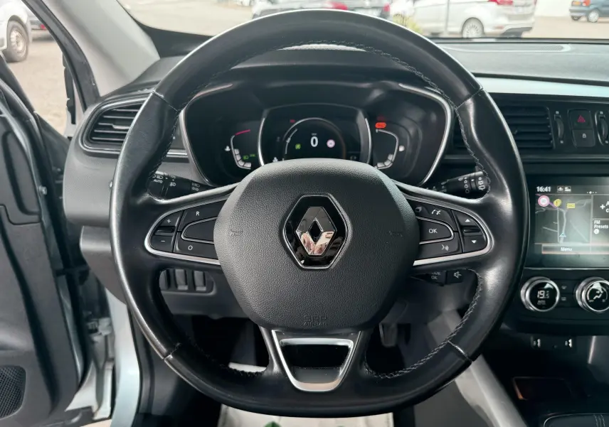 Vue rapprochée du volant en cuir noir du Renault Kadjar 2020, avec tableau de bord et écran tactile visibles.
