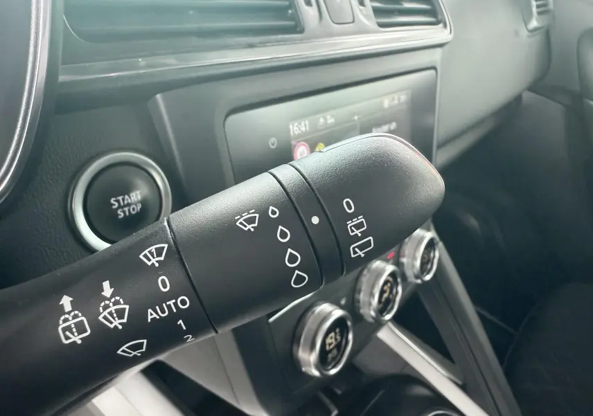 Gros plan sur la commande d'essuie-glace du Renault Kadjar 2020, intérieur noir avec tableau de bord et climatisation visible.