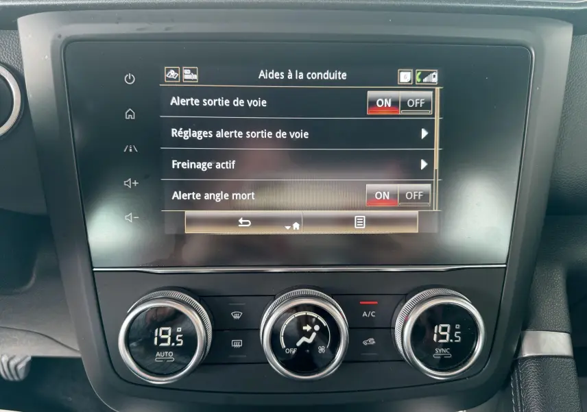 Écran central du tableau de bord du Renault Kadjar gris 2020 montrant les aides à la conduite et la climatisation.