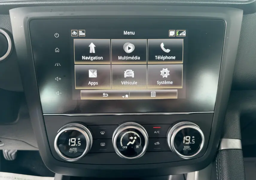 Écran tactile central et commandes de climatisation du tableau de bord du Renault Kadjar gris 2020.