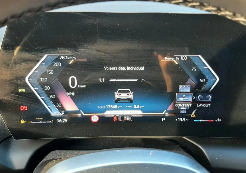 Tableau de bord numérique de BMW Série 1 2025 affichant la vitesse, consommation et assistance conduite.