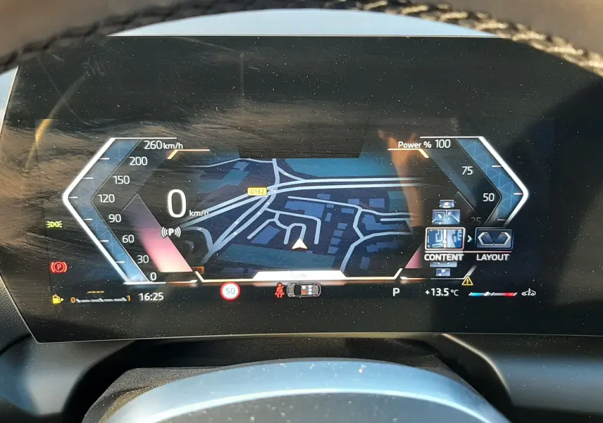 Tableau de bord numérique de BMW Série 1 gris Skyscraper avec affichage navigation et vitesse à 0 km/h.