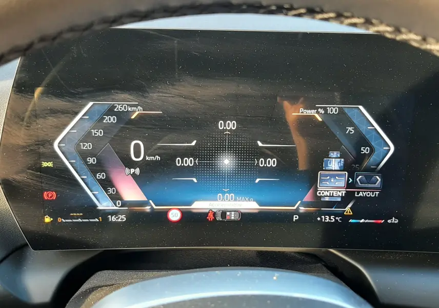 Tableau de bord numérique de BMW Série 1 F70 120D gris Skylscaper, affichage vitesse et puissance à l'arrêt.