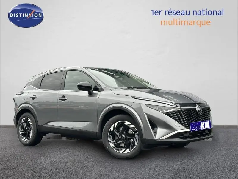 Vue 3/4 avant droit du Nissan Qashqai Hybrid e-POWER 205ch N-Connecta gris squale métallisé avec calandre noire distinctive.