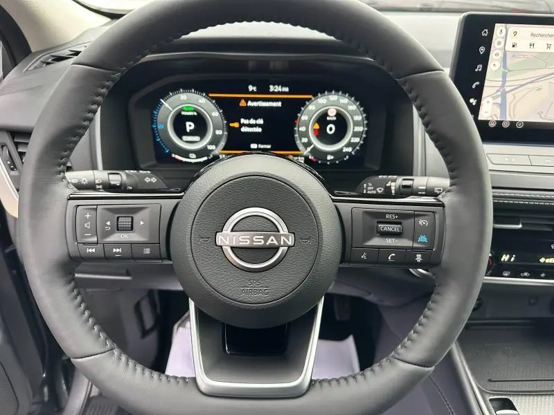Vue rapprochée du volant multifonction et du tableau de bord numérique du Nissan Qashqai Hybrid e-POWER 2025.