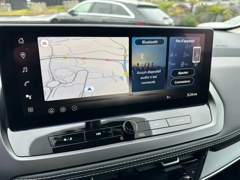 Écran tactile central du Nissan Qashqai Hybrid e-POWER 2025, affichant navigation et options Bluetooth, intérieur moderne noir.