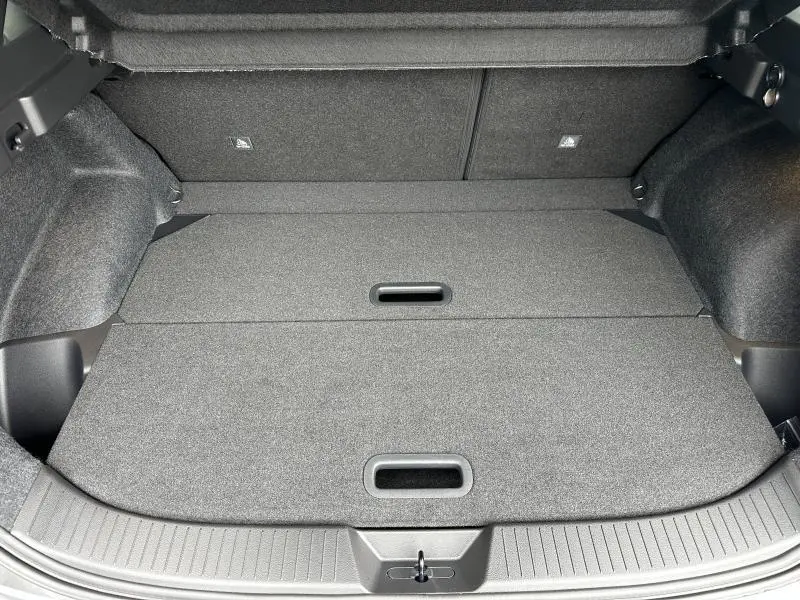 Coffre spacieux du Nissan Qashqai Hybrid e-POWER 2025, vue intérieure montrant le plancher de chargement gris foncé.