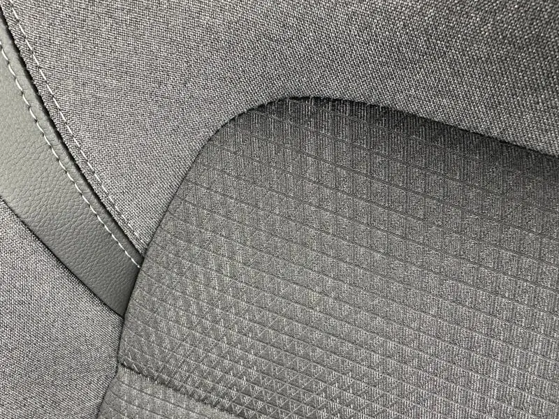 Détail du tissu gris et cuir des sièges du Nissan Qashqai Hybrid e-POWER 2025, finition N-Connecta.