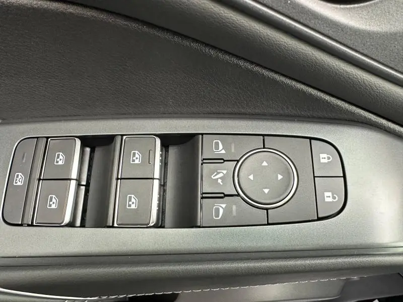 Gros plan sur les commandes de lève-vitres et réglage des rétroviseurs côté conducteur du Nissan Qashqai Hybrid e-POWER 2025.