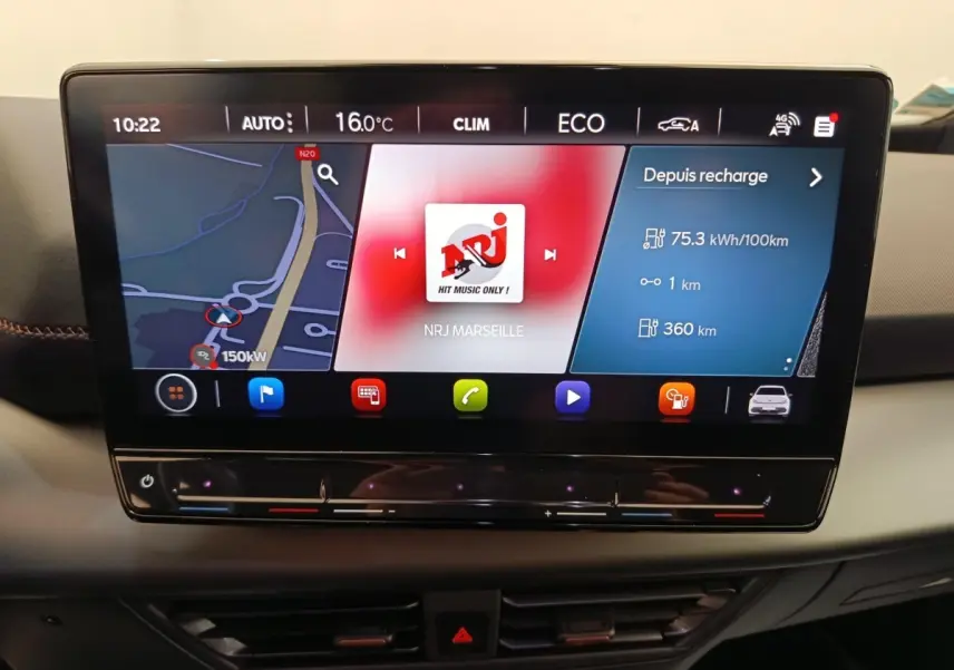 Écran tactile central de 12 pouces du CUPRA Born gris foncé, affichant navigation, radio et données de recharge.