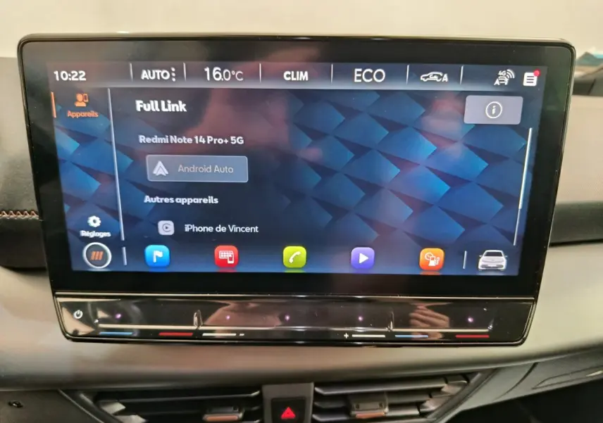 Écran tactile central affichant la connectivité Android Auto dans l'habitacle d'une CUPRA BORN gris foncé de 2023.