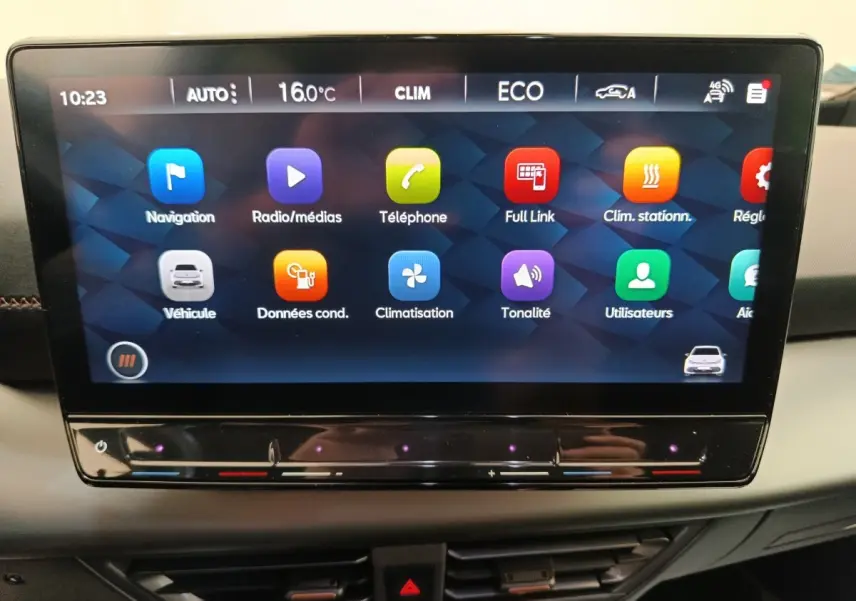 Écran tactile central de 12 pouces du CUPRA BORN gris foncé, affichant les menus navigation et climatisation.