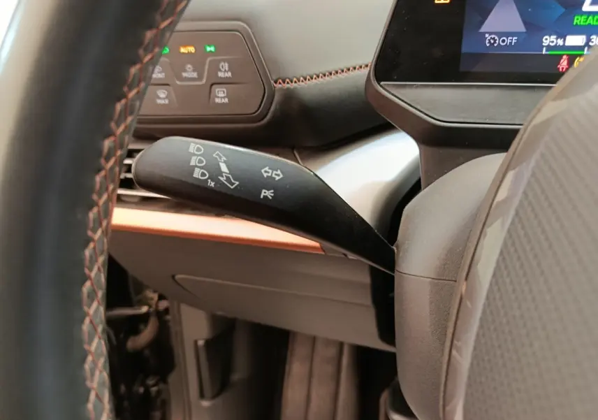 Détail intérieur du levier de clignotant côté gauche du tableau de bord du CUPRA BORN gris foncé 2023.