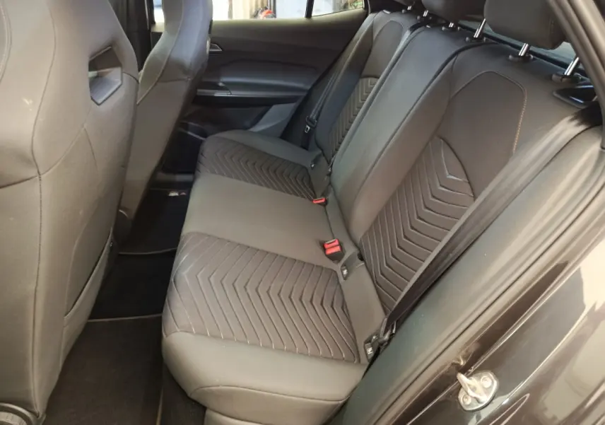 Vue latérale droite de la banquette arrière gris foncé du CUPRA BORN 230ch avec ceintures et appuie-têtes visibles.