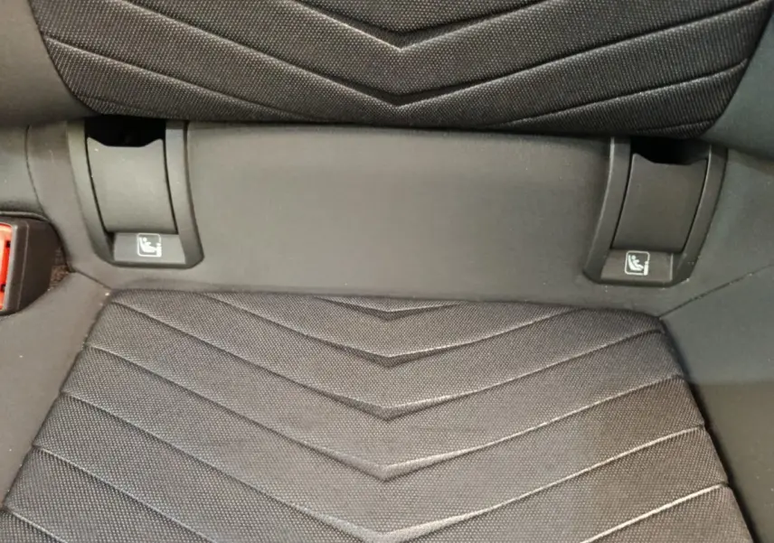 Détail de la banquette arrière noire avec fixation Isofix visible sur un CUPRA BORN gris foncé.