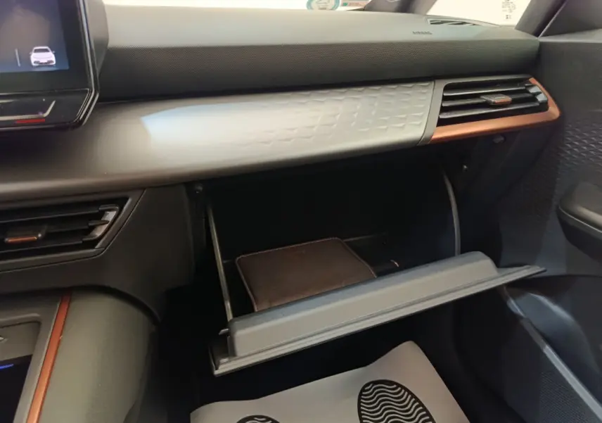 Vue intérieure côté passager du tableau de bord gris foncé avec boîte à gants ouverte du CUPRA BORN 230ch 2023.