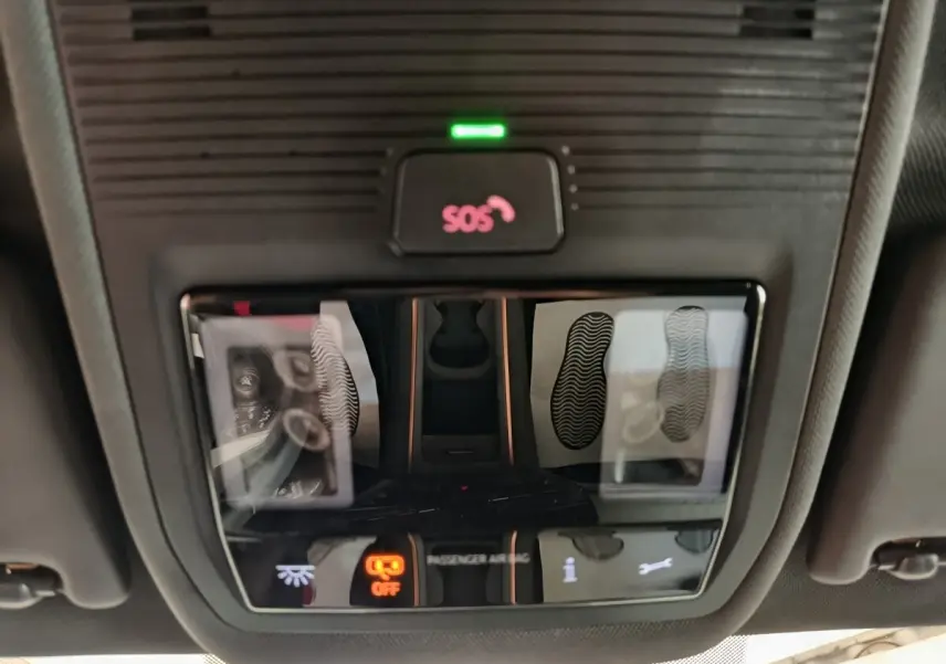 Vue intérieure du plafonnier avec bouton SOS et commandes d'éclairage du CUPRA BORN gris foncé 2023.