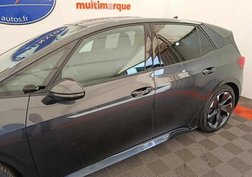 Vue de profil côté gauche d'une CUPRA BORN gris foncé avec jantes noires et vitres teintées.