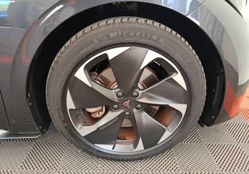 Gros plan sur la roue avant droite gris foncé d'une CUPRA BORN 230ch avec jante noire et argentée distinctive.