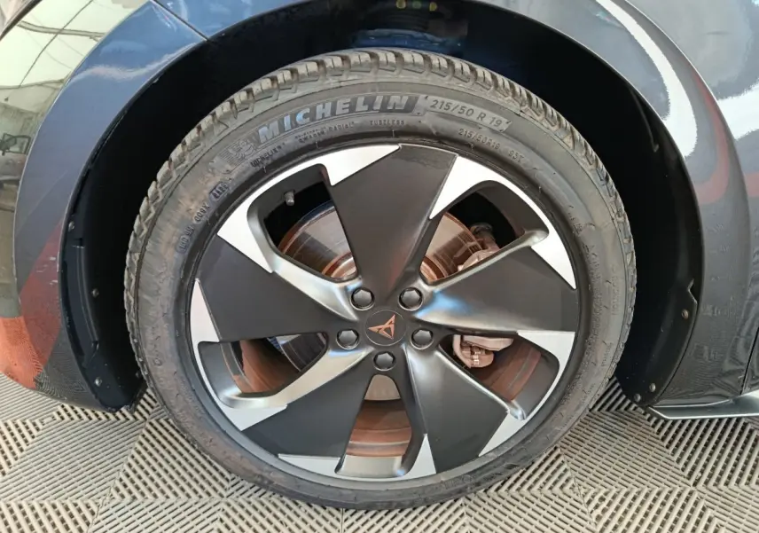 Gros plan sur la roue avant droite gris foncé du CUPRA BORN 230ch avec jante noire et argentée distinctive.
