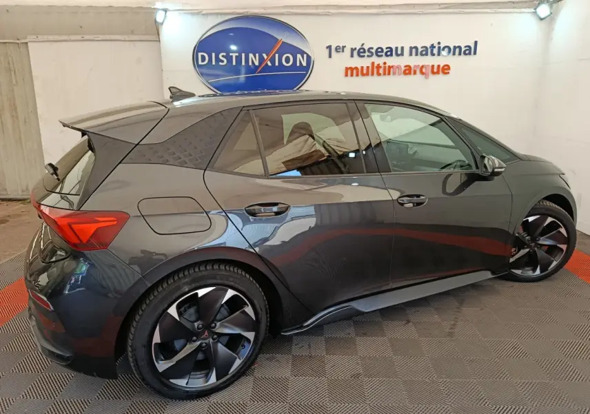 Vue latérale droite d'une CUPRA BORN gris foncé 2023, soulignant ses jantes noires et son design compact électrique.