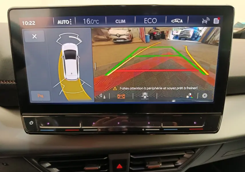 Écran tactile central affichant la caméra de recul et l'aide au stationnement du CUPRA Born gris foncé, vue intérieure.