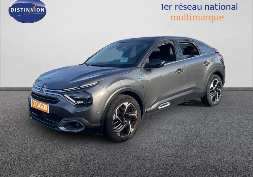 Citroën C4 BlueHDi 130 gris en 3/4 avant droit, avec jantes alliage et feux LED distinctifs.