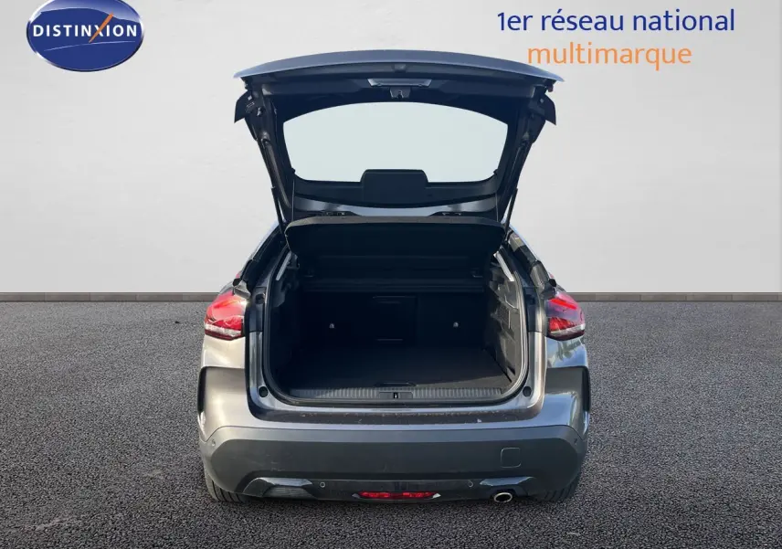 Vue arrière d'une Citroën C4 gris 2023 avec le coffre ouvert, mettant en valeur l'espace de chargement.