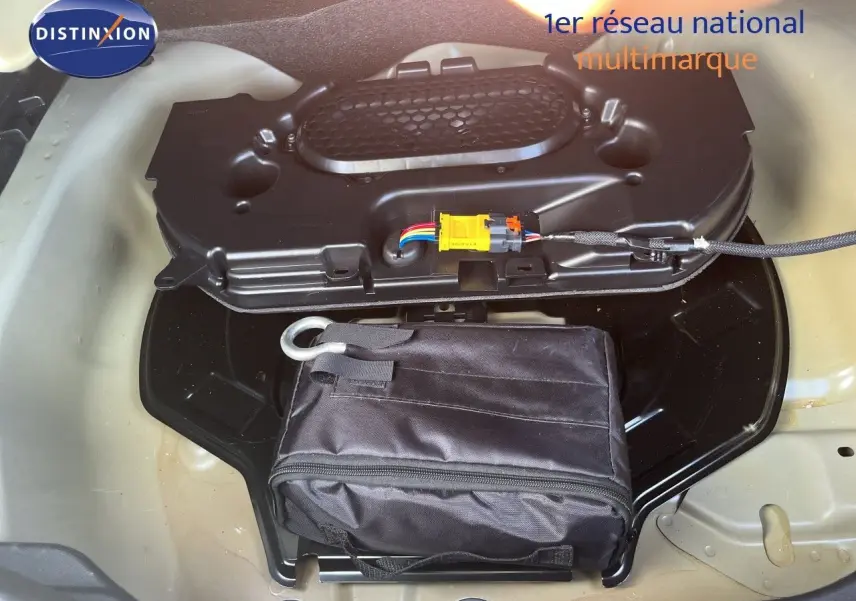 Vue rapprochée du coffre à outils et rangement sous la roue de secours d'une Citroën C4 gris 2023.