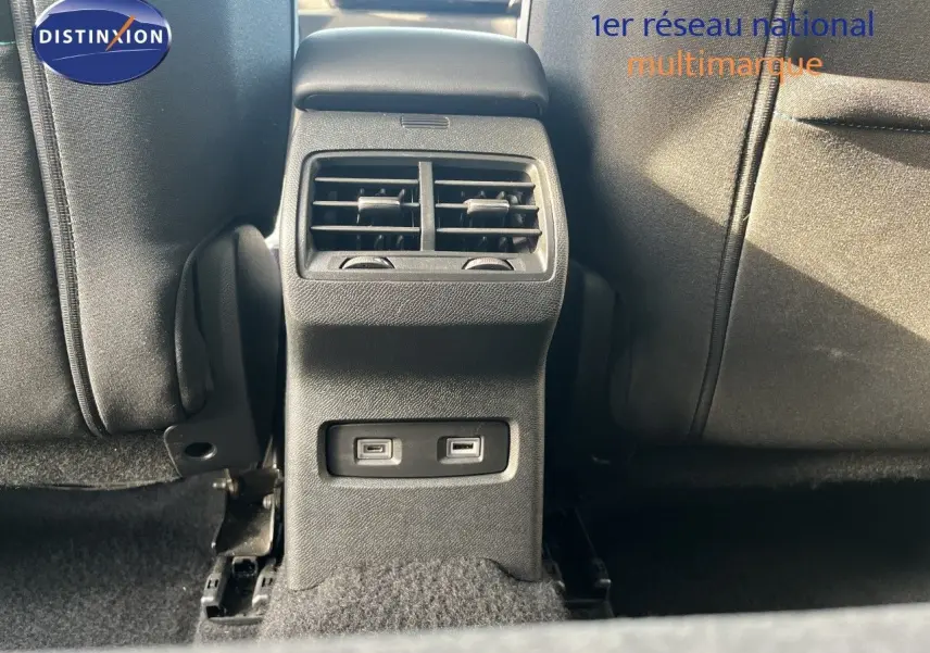 Vue rapprochée de la console arrière noire avec bouches d'aération et deux ports USB dans une Citroën C4 gris 2023.