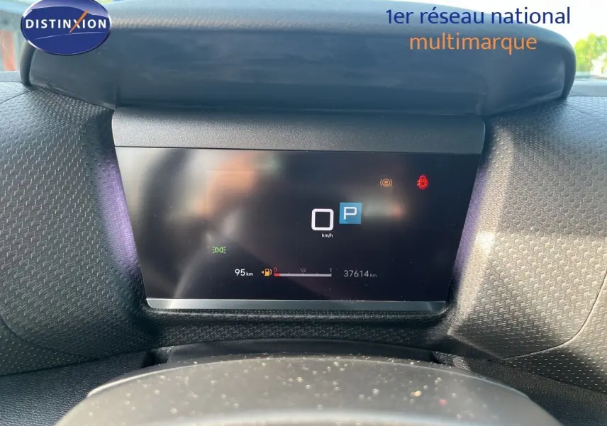 Vue rapprochée du tableau de bord numérique de la Citroën C4 2023, affichant la vitesse et le mode parking.