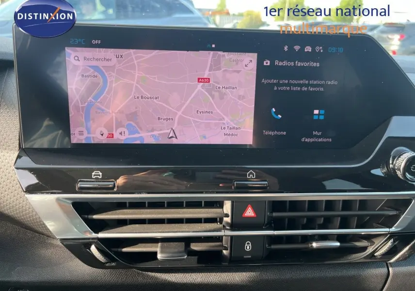 Écran tactile central affichant la navigation et les options multimédia dans le tableau de bord d'une Citroën C4 gris 2023.