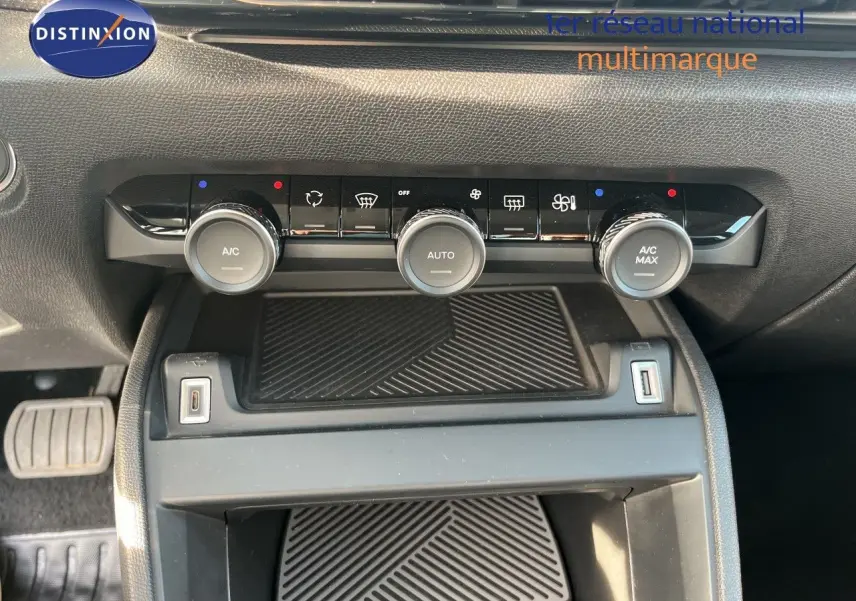 Détail du tableau de bord de la Citroën C4 2023 gris, montrant les commandes de climatisation avec trois boutons rotatifs.