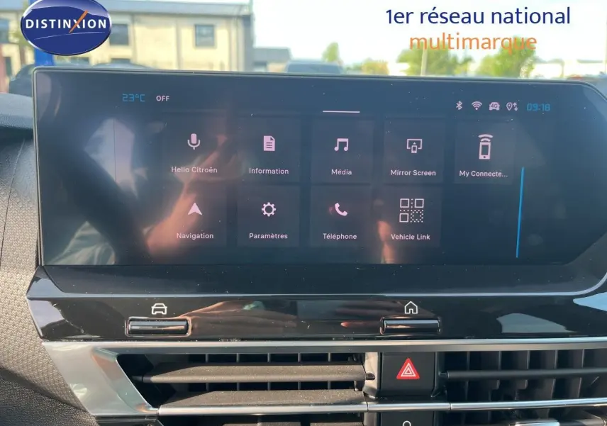 Écran tactile central de la Citroën C4 2023 gris, affichant le menu multimédia et navigation, vue intérieure frontale.