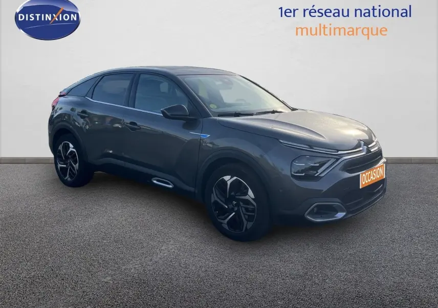 Citroën C4 gris 3/4 avant droit, SUV compact avec jantes noires et design moderne, vue extérieure sur fond neutre.