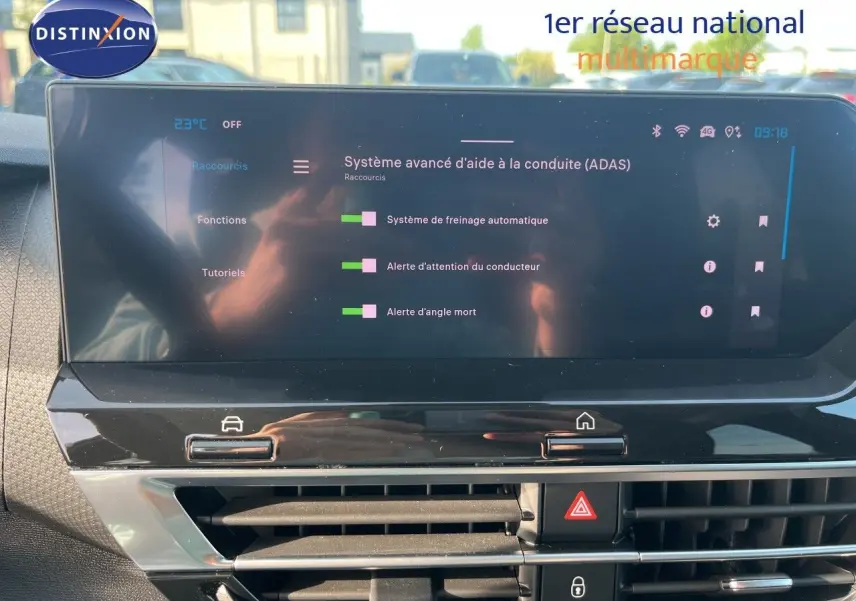 Écran tactile central du tableau de bord de la Citroën C4 gris 2023 affichant les aides à la conduite avancées.