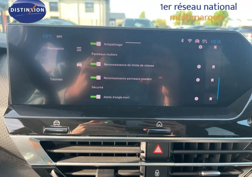 Écran tactile central affichant les réglages d’aide à la conduite dans l’habitacle d’une Citroën C4 gris 2023.